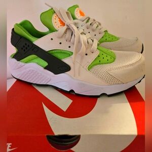 New Nike Air Huarache Size 9 Womans